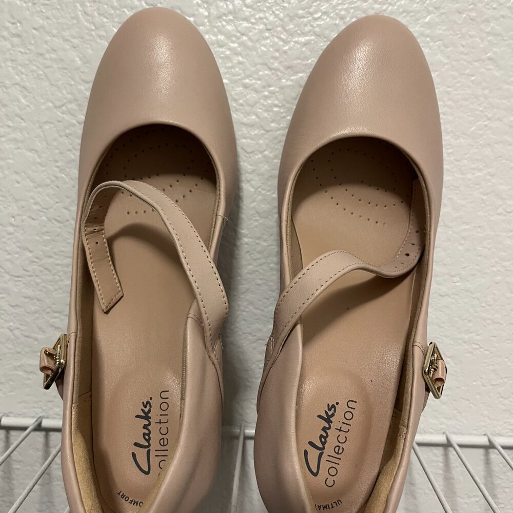 CLARKS ~ Ambyr Shine Pump in Dusty Rose / Almond Toe Mary Jane / Size 7.5M - Picture 2 of 7
